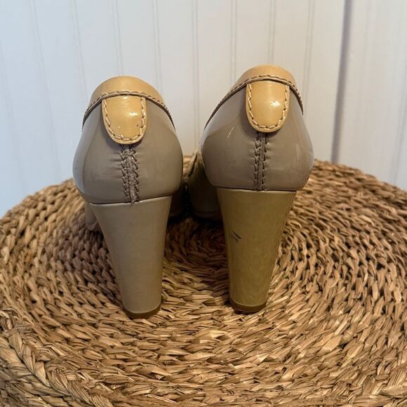 Tod's Grey Taupe Patent Leather Stacked Heels with Buckle - 39 - Great Condition - Picture 5 of 13